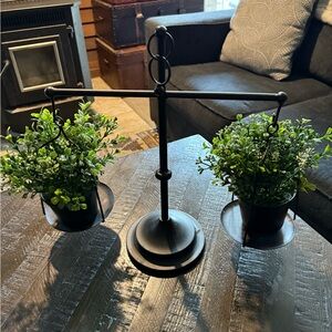 Black Metal Balance Scale Planter